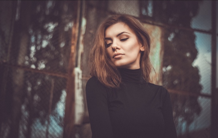 Woman wearing a black turtleneck outdoors