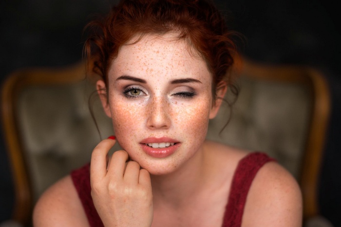 Michalina Cysarz with red hair and freckles