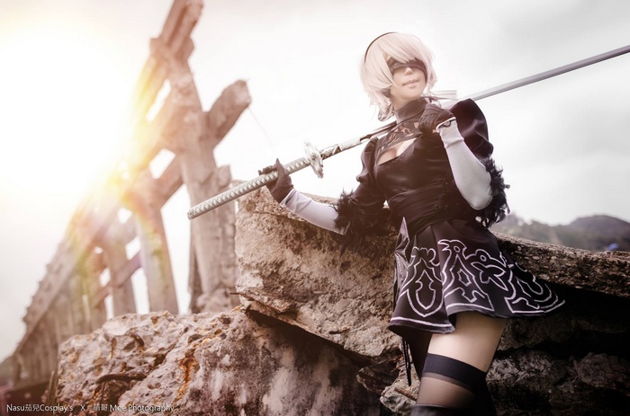 2B from NieR: Automata cosplay with sword