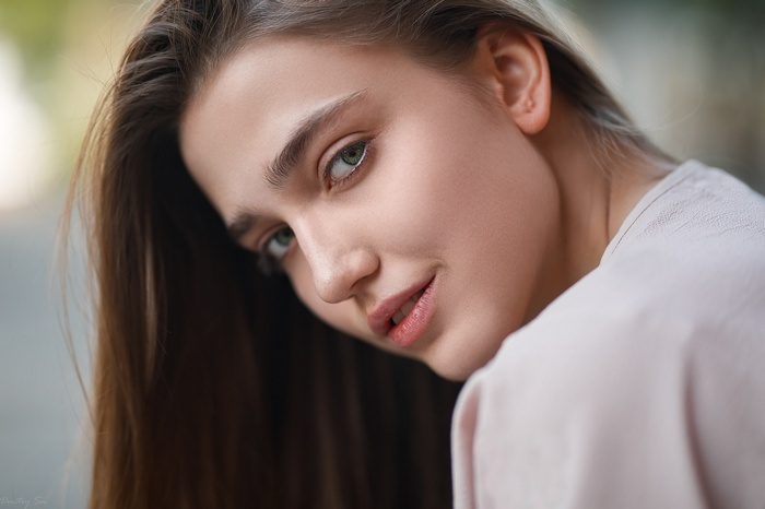 Woman with green eyes looking over her shoulder