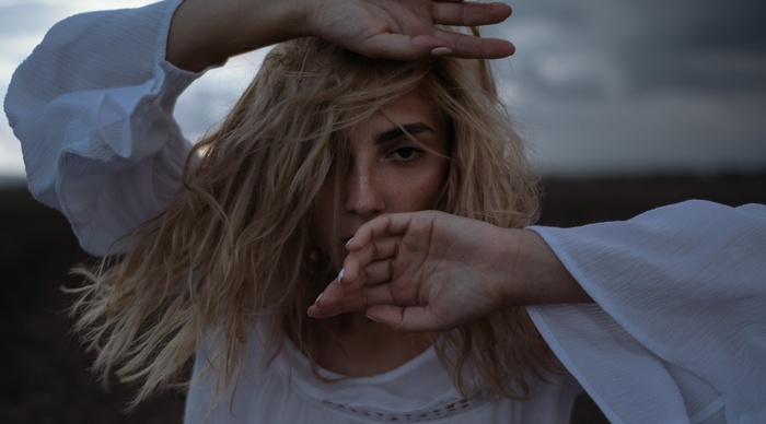 Alina Chopenko with blonde hair and freckles outdoors