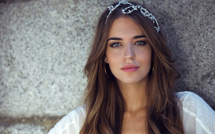 Clara Alonso wearing a tiara