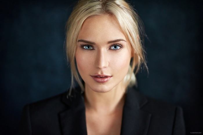Portrait of Eva Mikulski with blue eyes