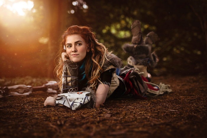 Aloy from Horizon: Zero Dawn cosplay in a forest