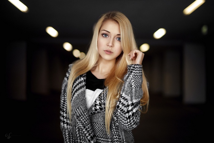 Woman with blonde hair in a grey coat
