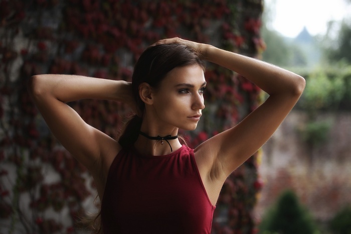 Ilvy Kokomo wearing a choker and maroon top