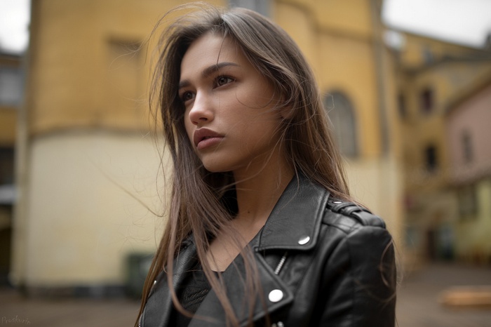 Anastasia Lis in a leather jacket