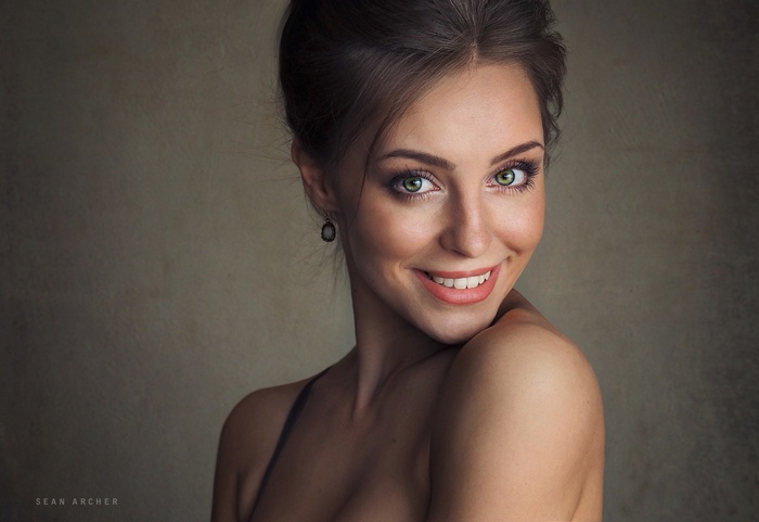 women, portrait, smiling, simple background, Sean Archer, Anastasiya Peredistova