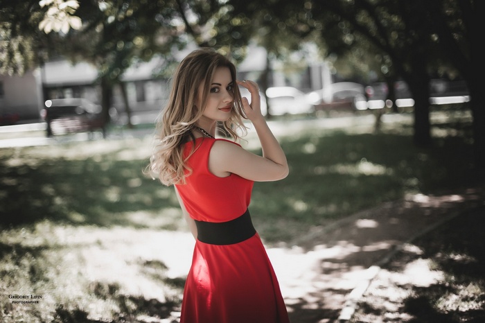 looking at viewer, depth of field, women, red dress, smiling, dress ...