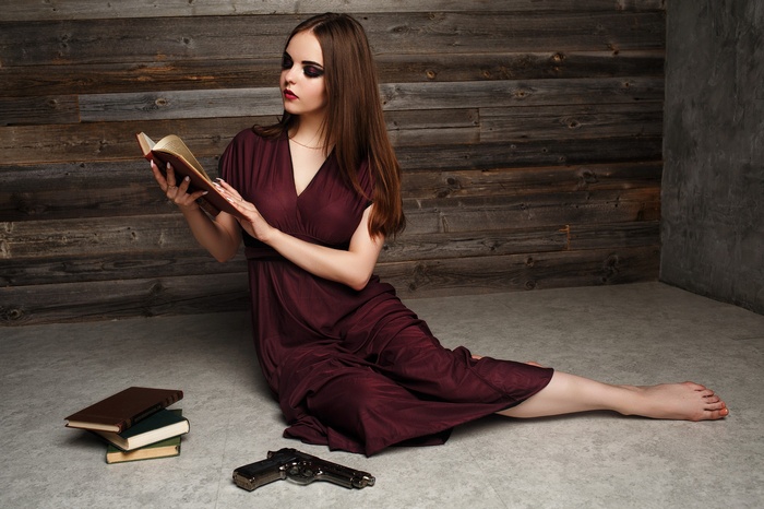 women, gun, girls with guns, brunette, books, toes, 500px, Yri Filichkin, barefoot