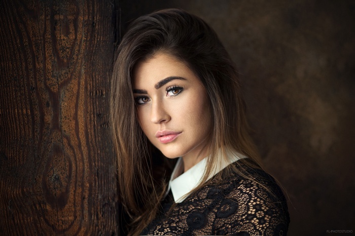 Portrait of a woman by FL-Photostudio
