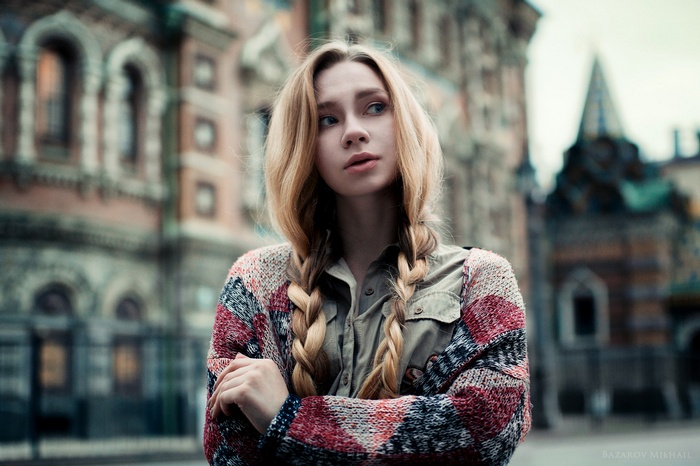 Woman with braided hair in front of a building