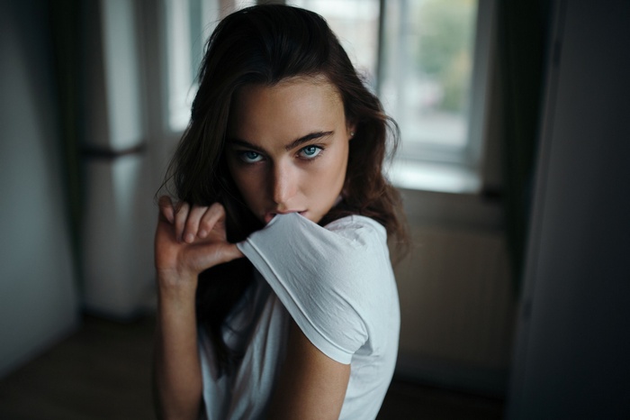 Woman with blue eyes wearing a white t-shirt