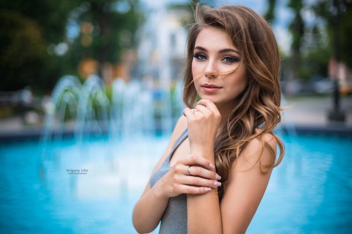 Woman posing by a fountain, Grigoriy Lifin photography