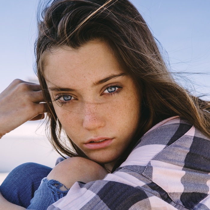 Chloe Bechtol, clear sky, blue eyes, holding knees, portrait, women, checkered, looking at viewer