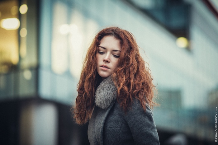 Redhead woman in grey coat with fur collar