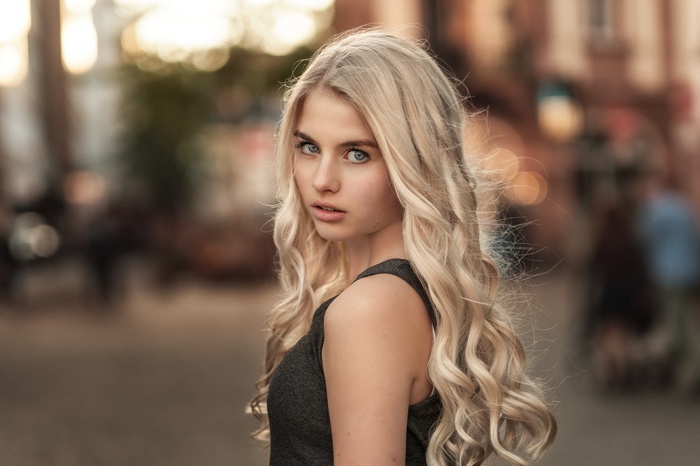 Portrait of Jellina Haeuser with blonde wavy hair