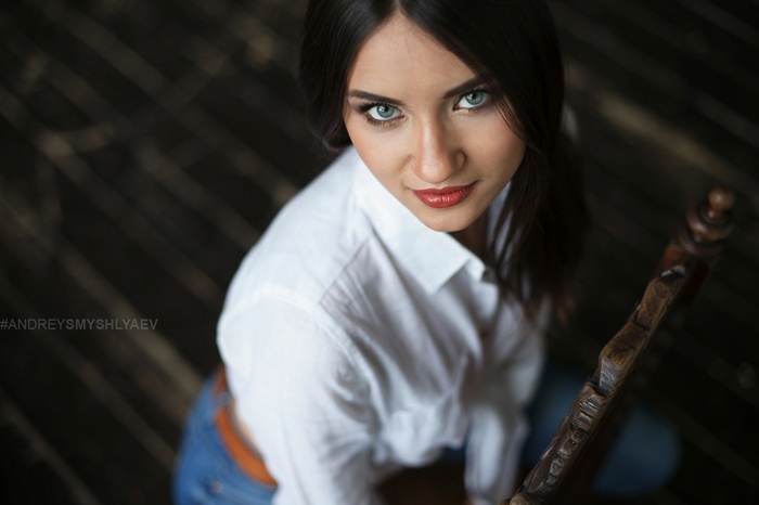 women, portrait, smiling, sitting, jeans, pants, depth of field, shirt, red lipstick, chair