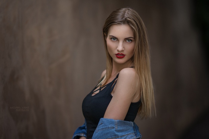 Woman with blonde hair and red lipstick