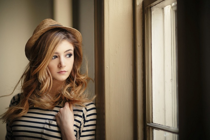Chrissy Costanza, blonde, straw hat