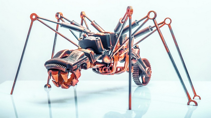 Metal spider sculpture by Silvestru Popescu