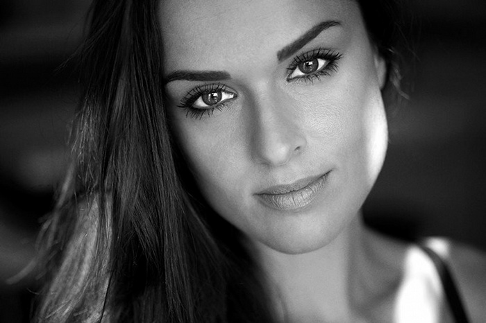 Monochrome portrait of Eliya Aceta, a French model
