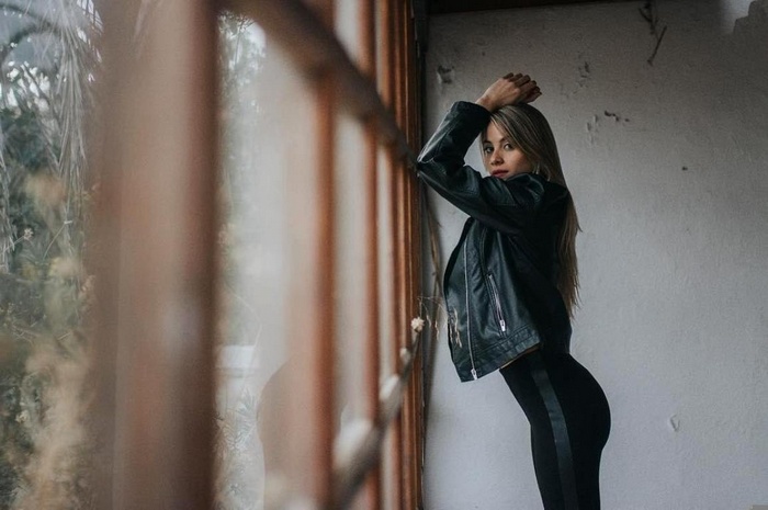 Model Cynthia Lozano wearing yoga pants