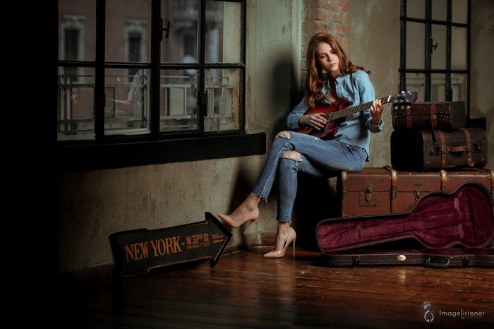 Aneta Kalousková playing guitar in New York
