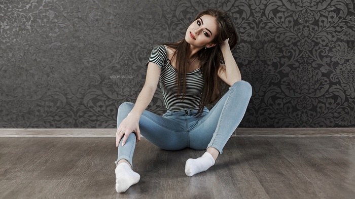 women, long hair, wall, socks, Anton Harisov, pants, portrait, brunette, jeans, Elena Borisova, Fotoshi Toshi, smiling, women indoors, 500px
