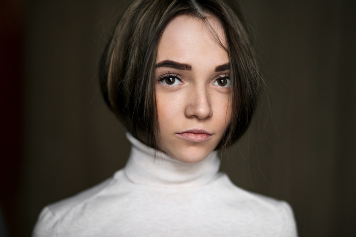 Portrait of a young woman with short brown hair