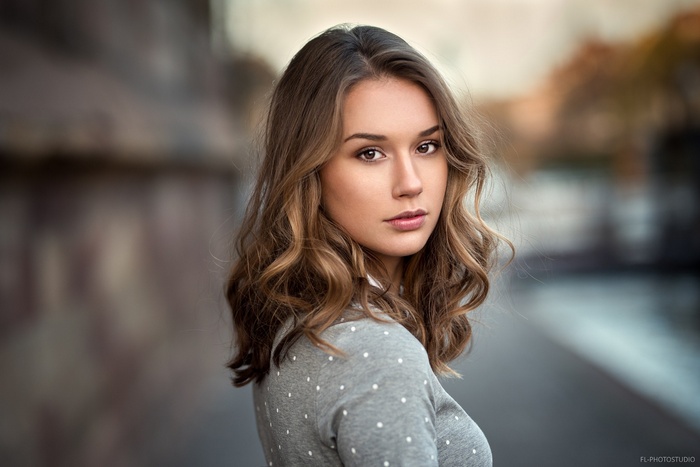 face, wavy hair, depth of field, brown eyes, looking at viewer, model, women, portrait, Claire Godard, Lods Franck