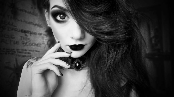 Model Sygin in monochrome emo style