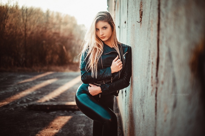 leather leggings, Sonja, looking at viewer, black clothing, wet clothing, Reinhard Fuerstberger, women, blonde, wall, leather jackets, portrait, model, women outdoors