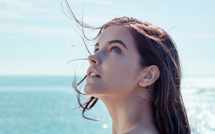 Barbara Palvin looking up at the sky