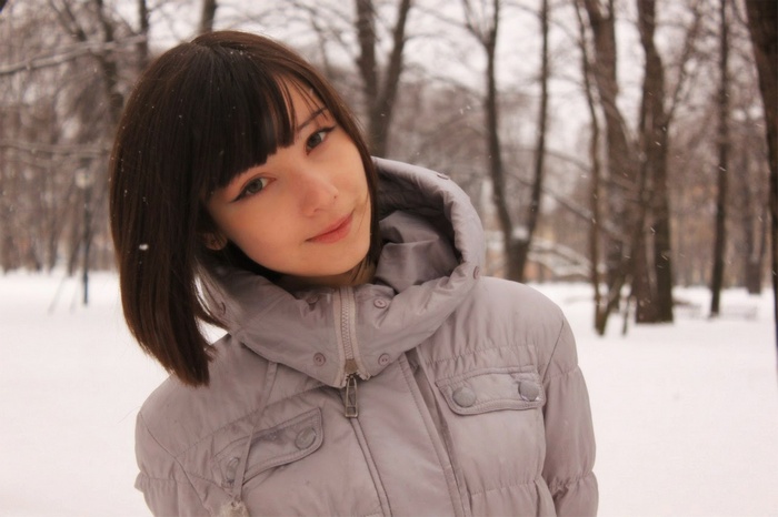 Young woman in a snowy park