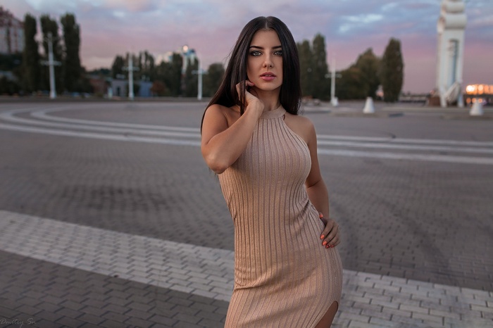 Woman in a beige dress posing outdoors