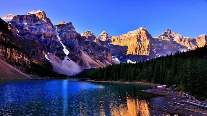 Moraine Lake and Mountains in Banff National Park