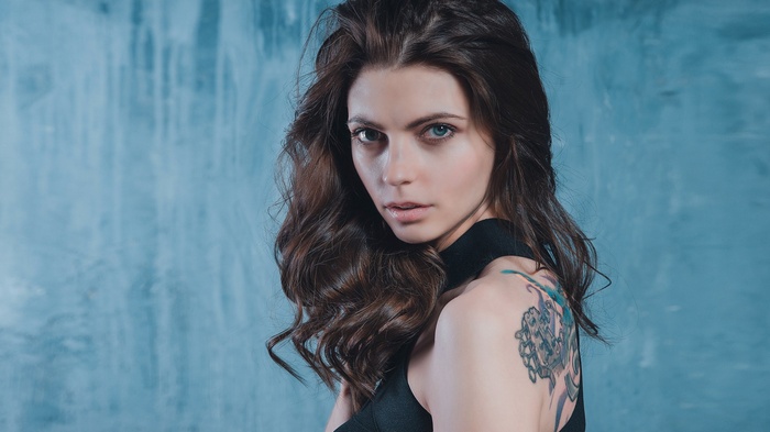 Woman with blue eyes and tattoo