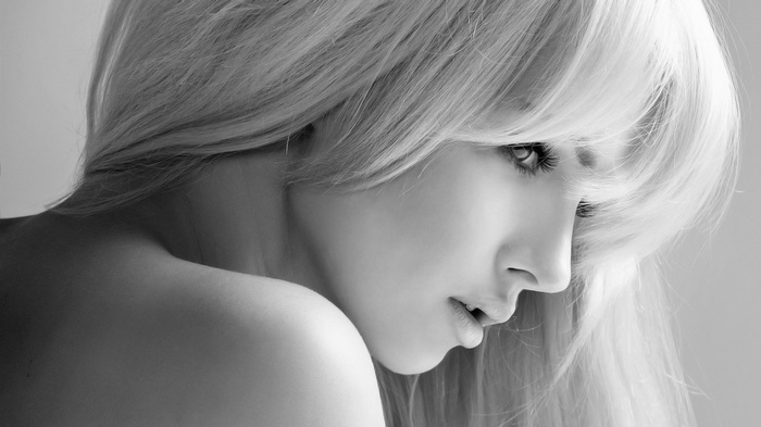 Black and white portrait of a woman