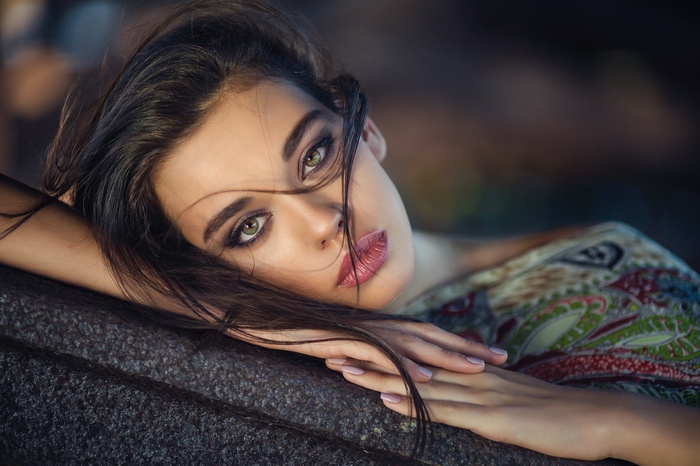 Woman with smoky eyes and green eyes