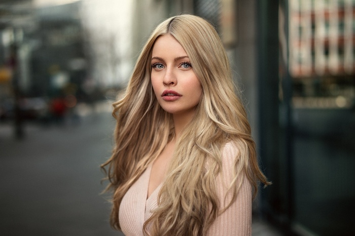 Portrait of a blonde woman by Martin Kühn