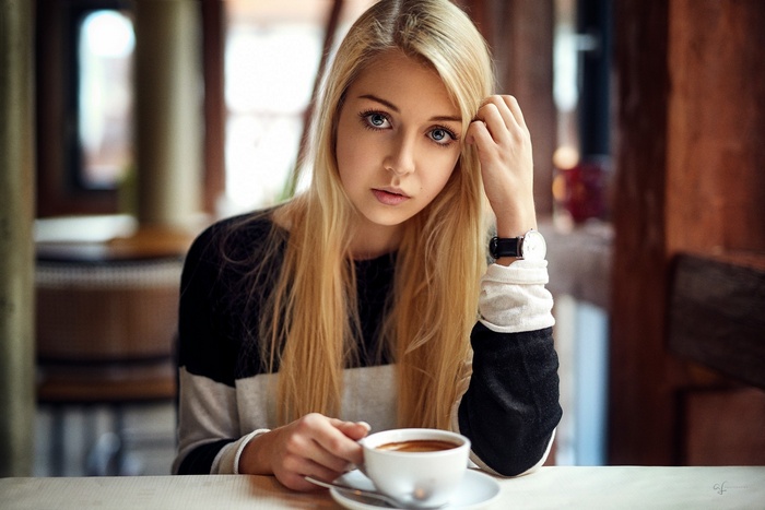 Madlen Knorr with coffee, Alex Fetter portrait