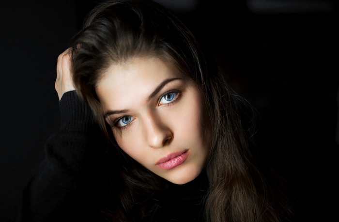 Woman with blue eyes and pink lipstick