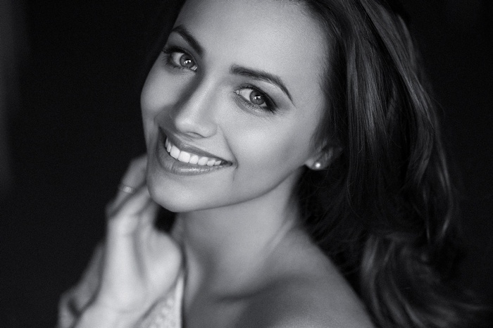 Monochrome portrait of a smiling woman