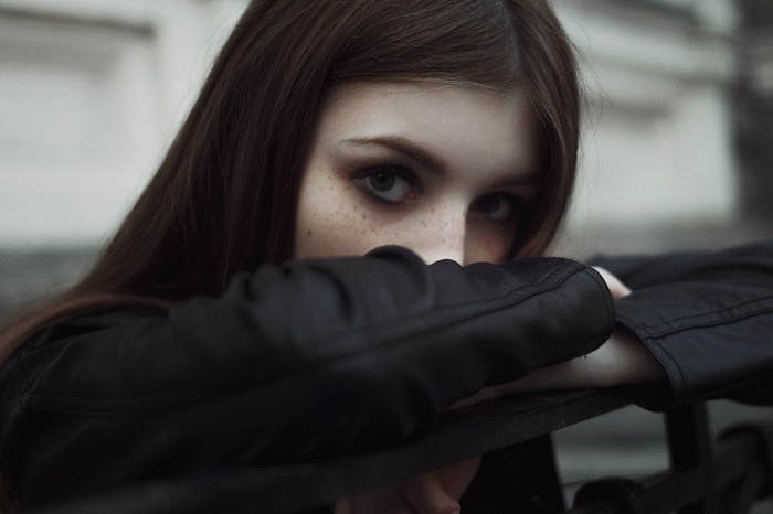 Woman with long brown hair and freckles