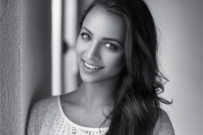 Monochrome portrait of a smiling woman