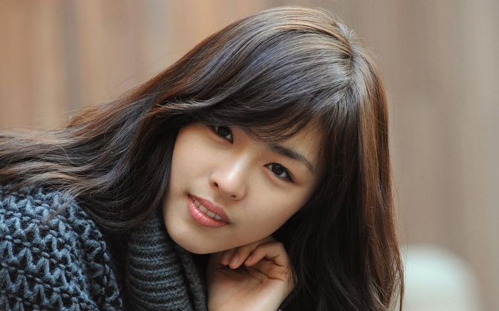Lee Yeon Hee wearing a sweater