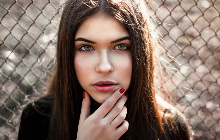 Woman with green eyes and red nails