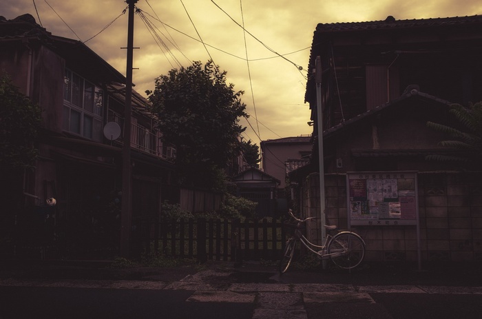 Street scene in Japan with traditional houses and a bicycle
