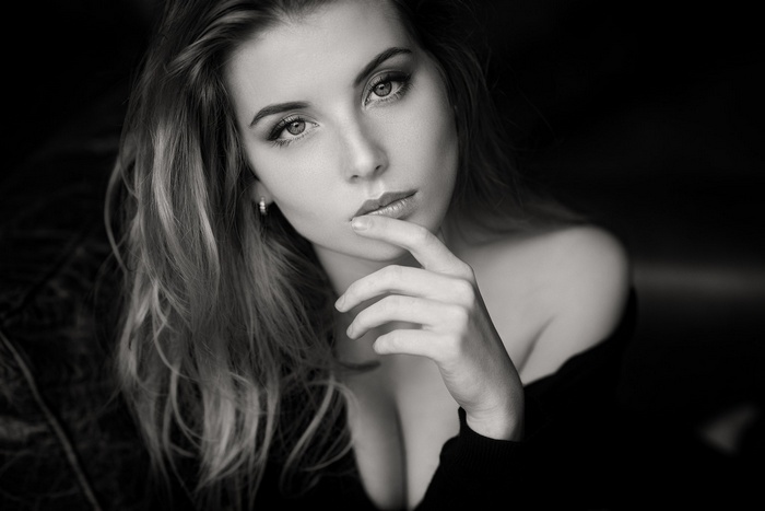 Monochrome portrait of a woman by Irina Popova